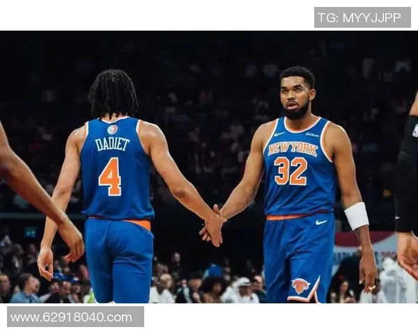 尼克斯主场气氛火爆，球迷助威声势浩大，为球队助力加油